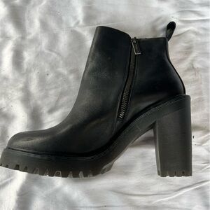 NIB 10 MAGDALENA DR MARTENS HEELED BOOTS